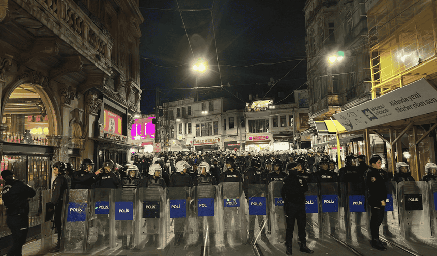 Taksim'de 25 Kasım ablukası: Kadınlar yürüdü, polis gözaltı yaptı