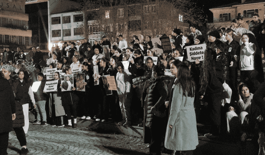 Rümeysa'nın öldürülmesi protesto edildi: Eylemde taşıdığı "Kadına ve Şiddete Hayır" pankartı kardeşi taşıdı