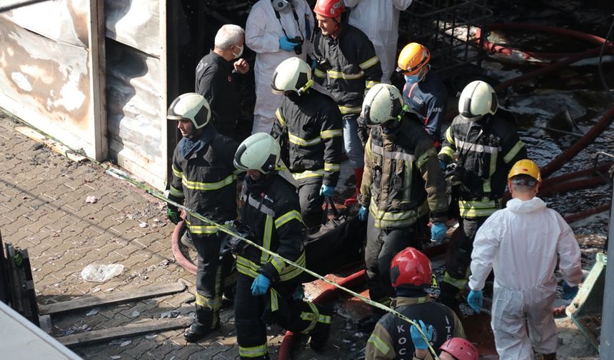 Kocaeli'deki fabrika yangınında hayatını kaybeden 6 işçinin cenazesi enkazdan çıkarıldı