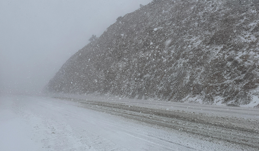 Sivas'ta kar yağışı nedeniyle bazı yollar ulaşıma kapatıldı