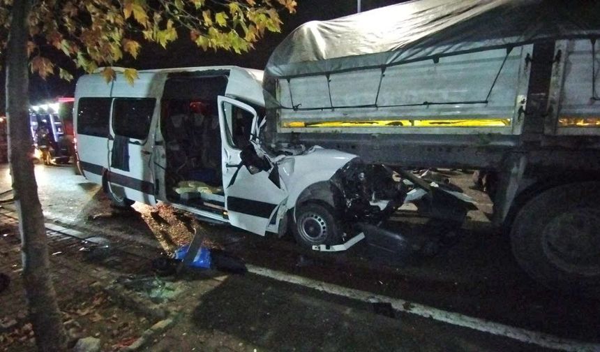 Kocaeli'de işçi servisi ile tırın çarpıştığı kazada 9 kişi yaralandı