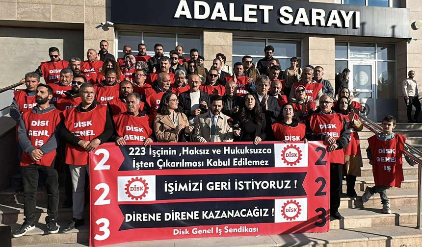 ÖHD üyeleri, Van Büyükşehir Belediyesi'nden çıkarılan 223 işçi için adliye önünde açıklama yaptı
