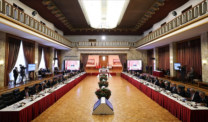 CHP, Milli Dayanışma Kardeşlik ve Demokrasi Komisyonu için hazırladığı raporunu TBMM'ye sundu