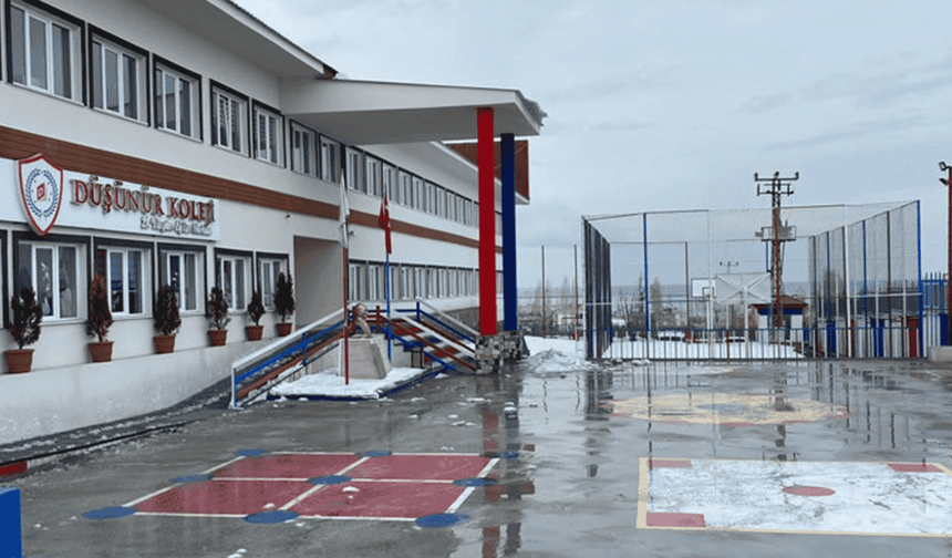 Van'da Düşünür Koleji'nde 400 öğrenci ortada kaldı, öğretmenler maaşını alamadı