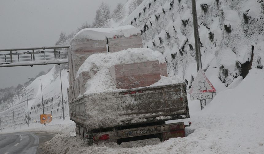 Bolu'da kar yağışı nedeniyle eğitime 1 gün daha ara verildi