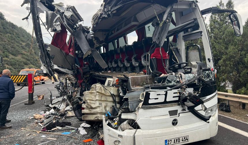 Osmaniye'de yolcu otobüsünün tıra çarptığı kazada 7 kişi öldü, 11 kişi yaralandı