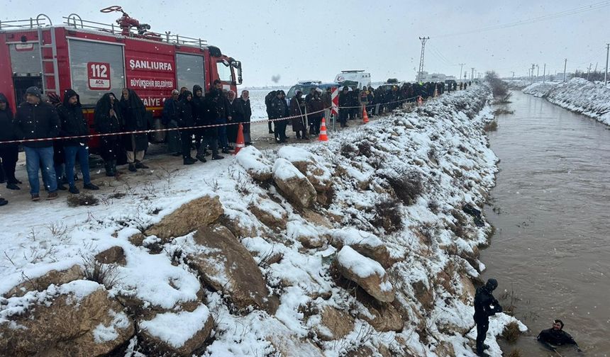 Şanlıurfa'da sulama kanalına düşen otomobildeki 4 kişiyi arama çalışmaları sürüyor