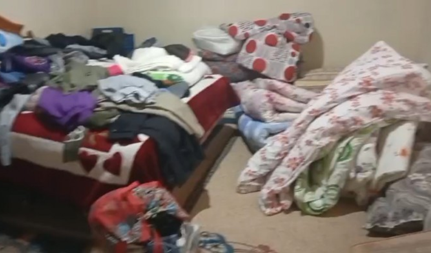 Saçlarını ören bir çocuk ve bir kadın gözaltına alındı