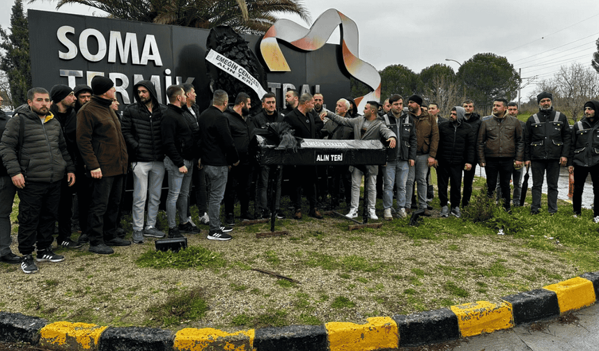 TES-İŞ'ten Soma Termik Santrali Önünde Siyah Tabutlu Eylem: İşçinin Hakkı Şirketin Keyfine Bırakılamaz