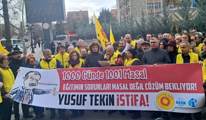 Eğitim Sen'den Milli Eğitim Bakanlığı önünde "1000 günde 1001 masal" eylemi