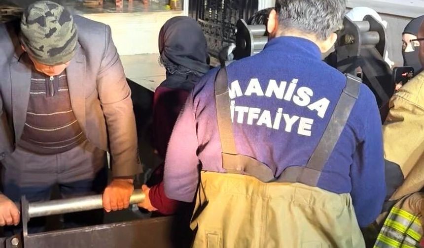 Manisa’da sel sularının esir aldığı bağ evindeki mahsur kalan 11 kişi kurtarıldı