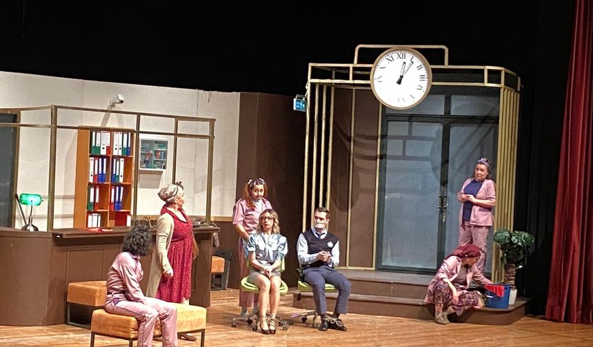 İzmir Mor Dayanışma üyeleri "Mor Şalvar" oyununu izledi