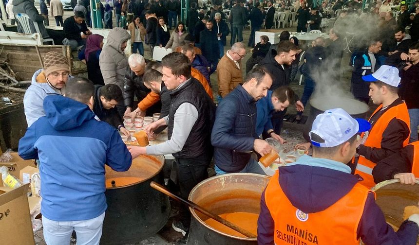 Selendililer Manisa şehir meydanında üç yıl önce kaybettikleri Ender Kaya için iftar hayrı düzenledi