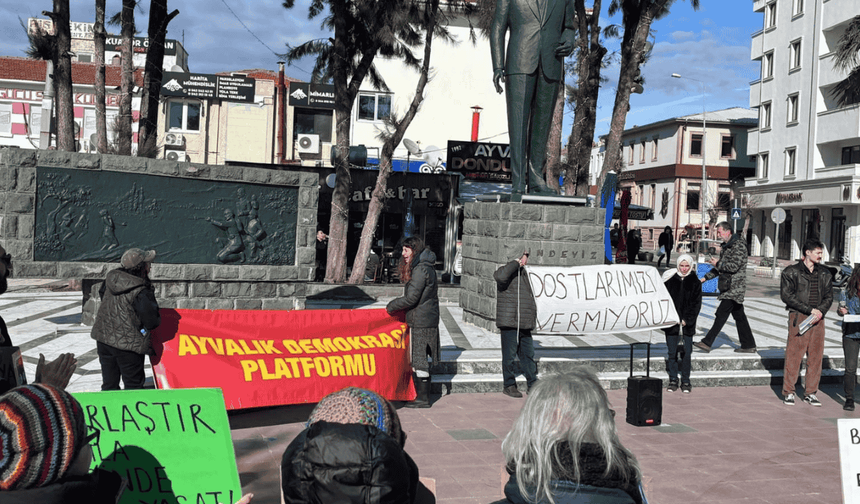 Ayvalık'ta hayvan hakları için basın açıklaması: Katliam yasasına karşıyız