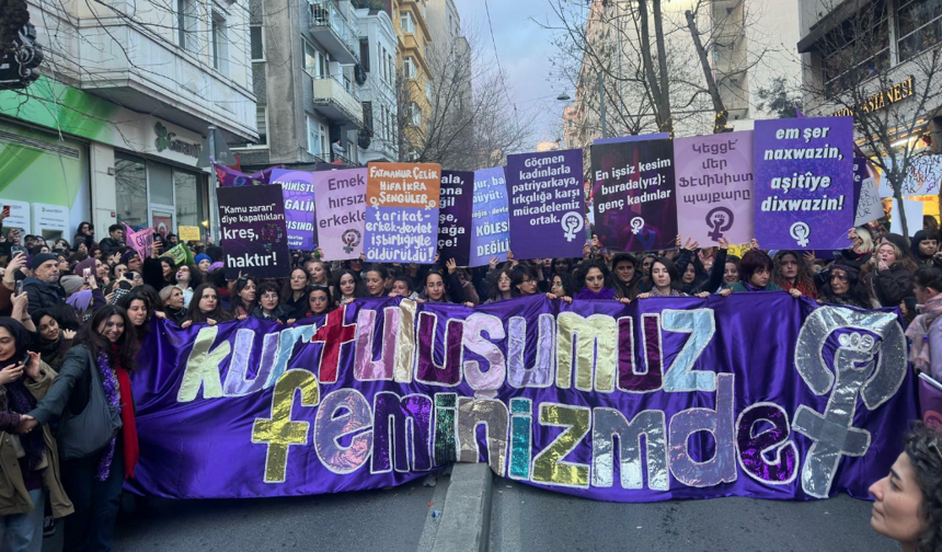 İstanbul'da Feminist Gece Yürüyüşü: Binlerce kadın engellemelere rağmen bir araya geldi