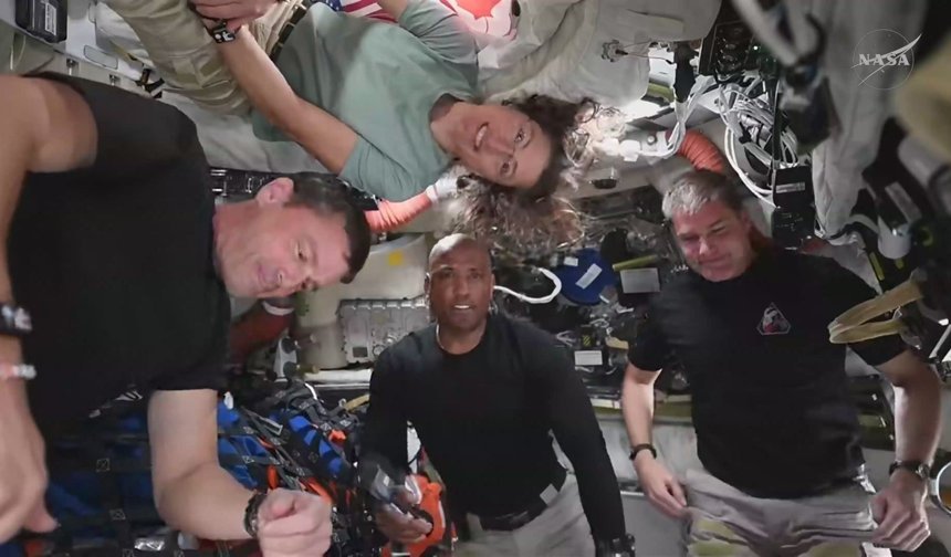 Artemis II mürettebatı, Dünya'ya inmeye hazırlanıyor