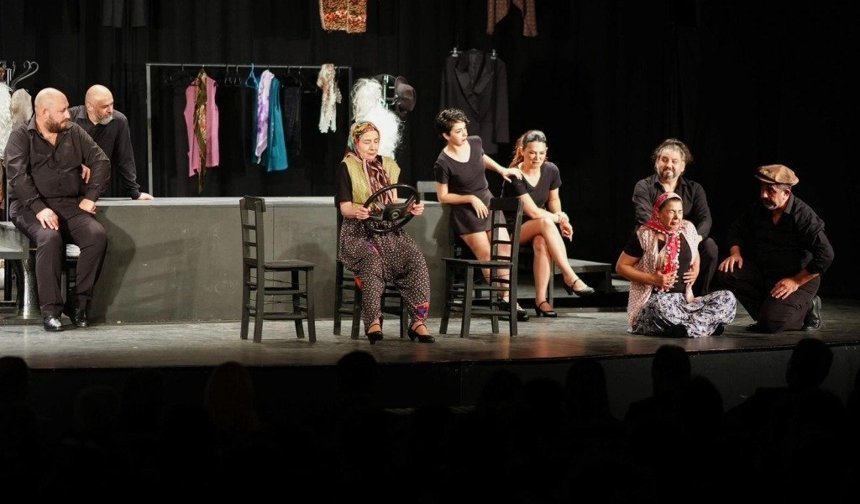 Aziz Nesin’in “Bir Takım Azizlikler” oyunu Mesir Tiyatro Festivali’nde sahnelendi