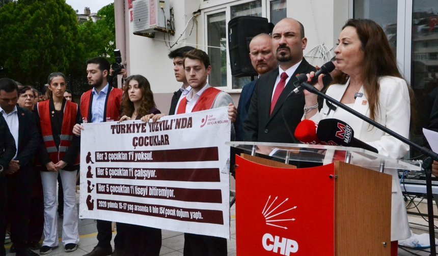 CHP Manisa Örgütünden Millî Eğitim Müdürlüğü önünde 23 Nisan tepkisi