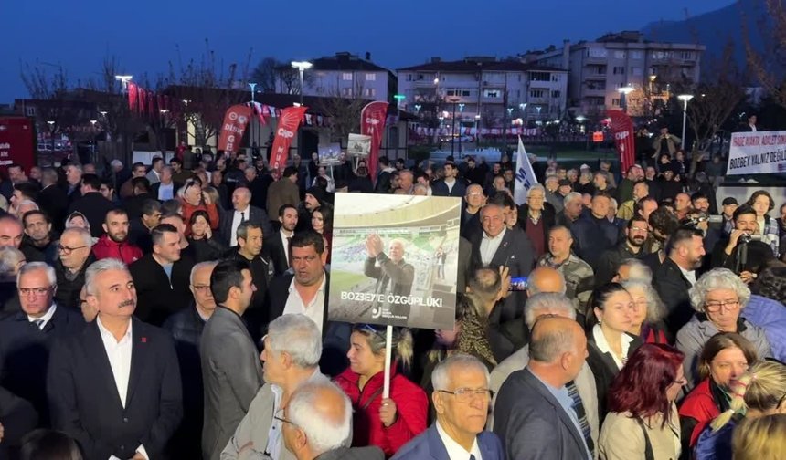 CHP'lilerden Bursa Büyükşehir Belediyesi önünde Mustafa Bozbey eylemi