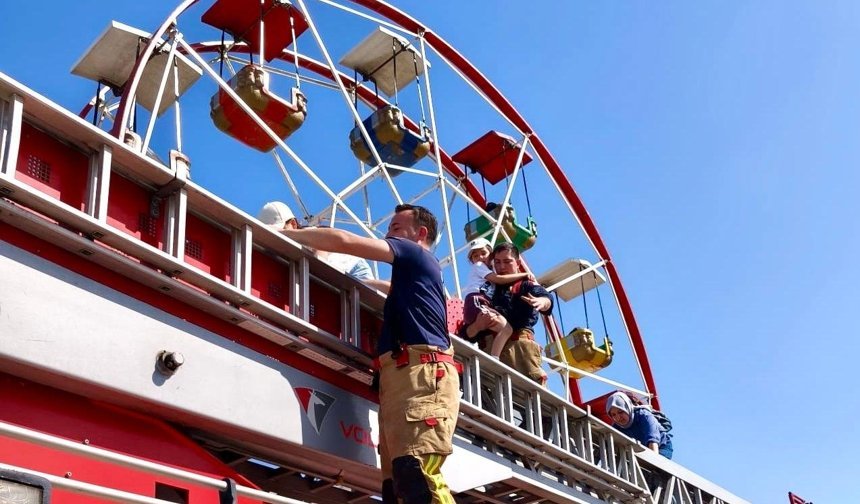 Elektrik kesildi, dönme dolapta mahsur kalanların imdadına itfaiye yetişti