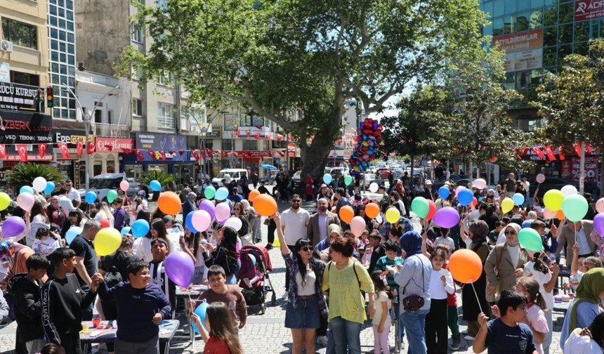 Edremit'te çocukların bayram coşkusuna sanat dokunuşu