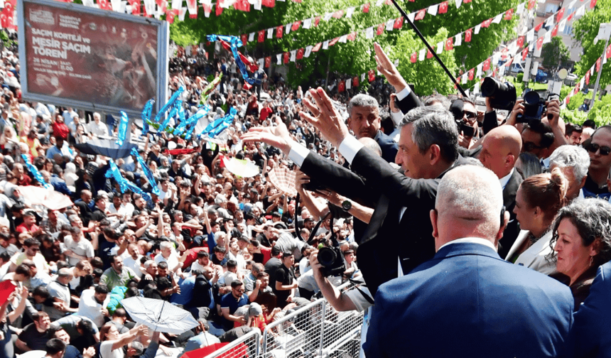 CHP Genel Başkanı Özel, eşi Didem Özel'le mesir saçtı