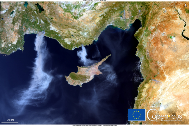 Avrupa Birliği'nin DEFIS uydusu tarafından çekilen görüntüde Mersin'den Kıbrıs'a ve Antalya'dan Akdeniz'e doğru dumanların yükseldiği görüldü.