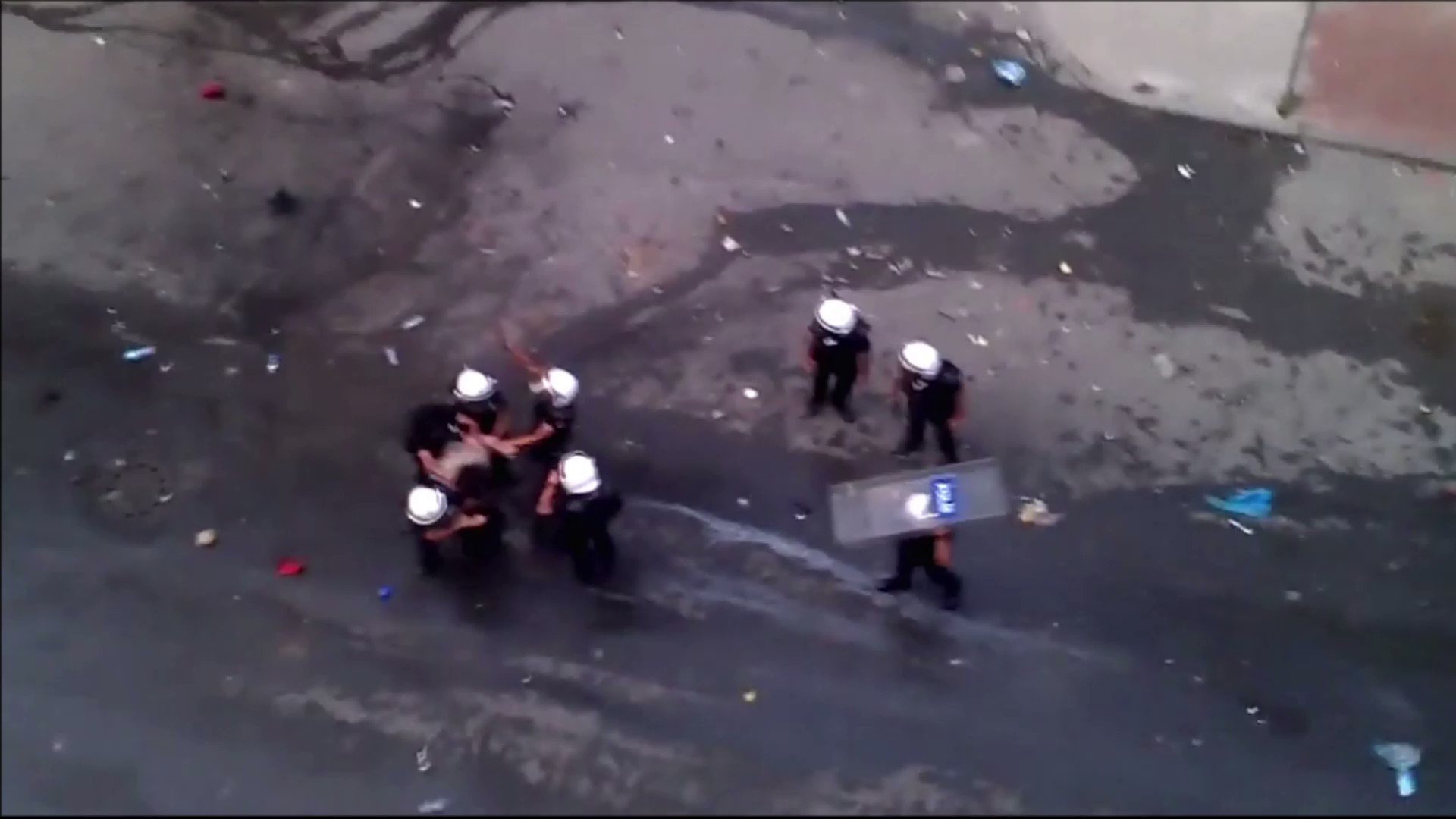 Gezi'de şiddet: Gökhan Biçici'yi darp eden polise yakalama kararı -  Dokuz8haber