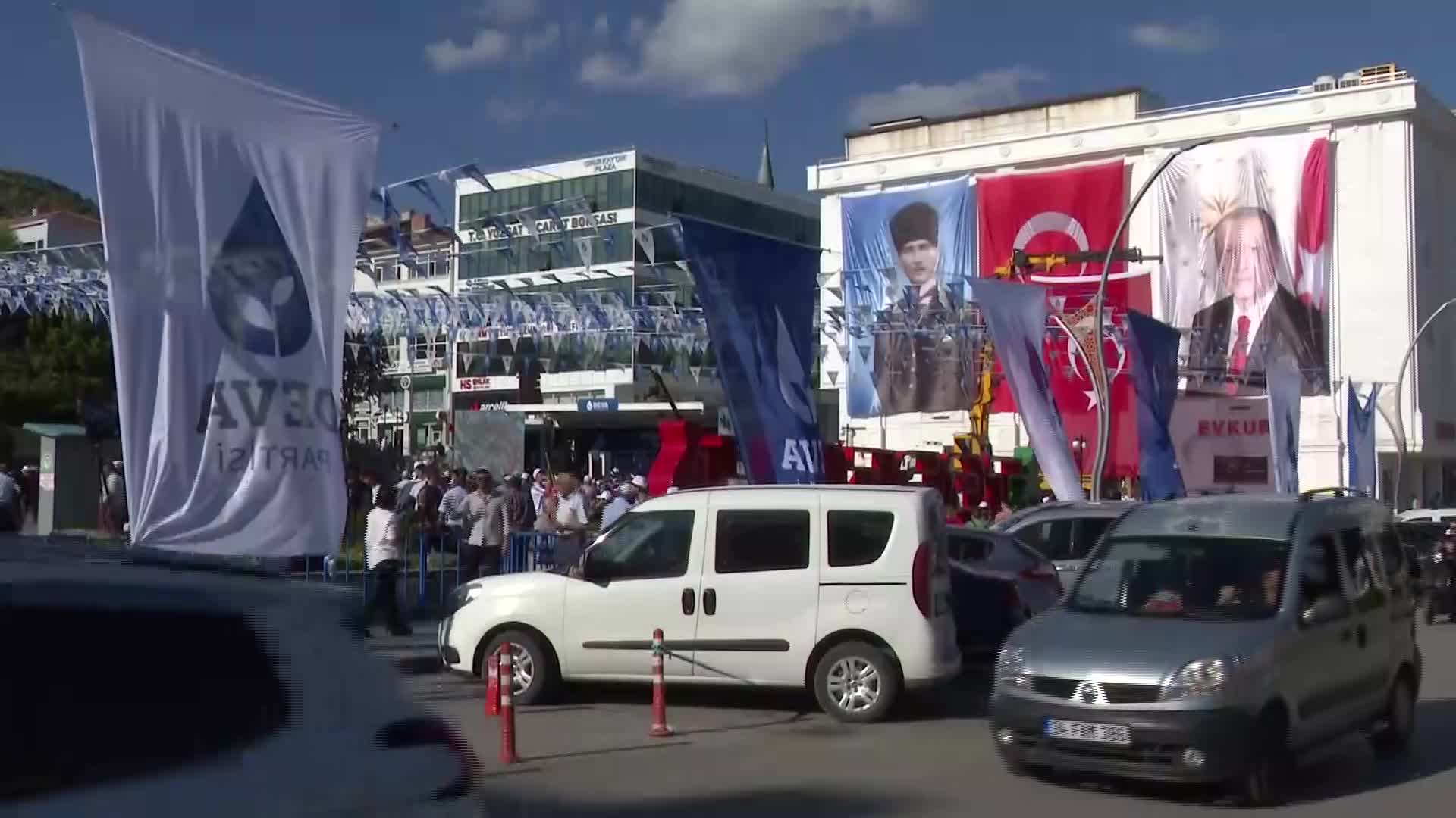 Babacan'ın Yozgat mitingi öncesi alana Erdoğan’ın fotoğrafı asıldı