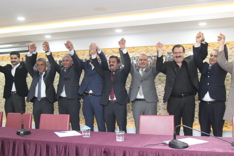 FOTO 3 DEVA Partisi il baikanı ve bazı parti yöneticileri AKP2ye katıldı