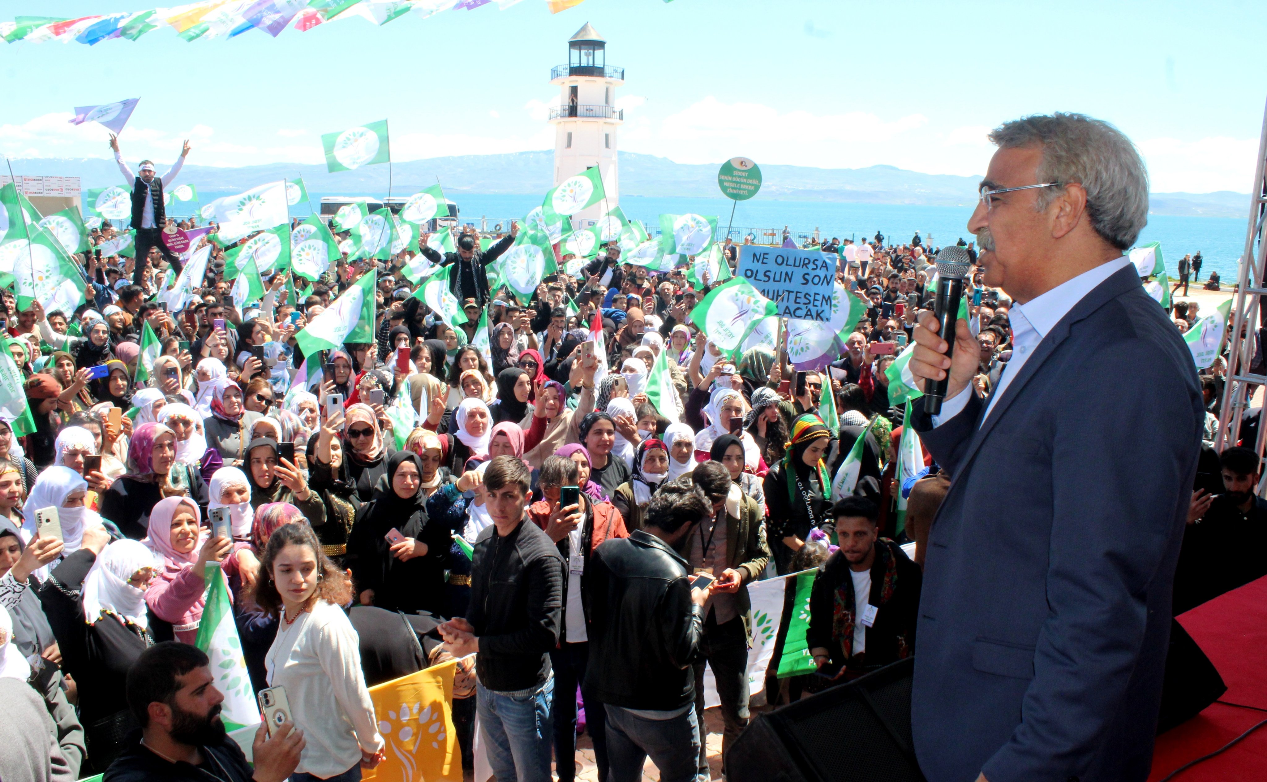 Yeşil Sol Parti, geçtiğimiz günlerde HDP eş genel başkanı Mithat Sancar’ın da katılımıyla Erciş ilçesinde miting düzenledi