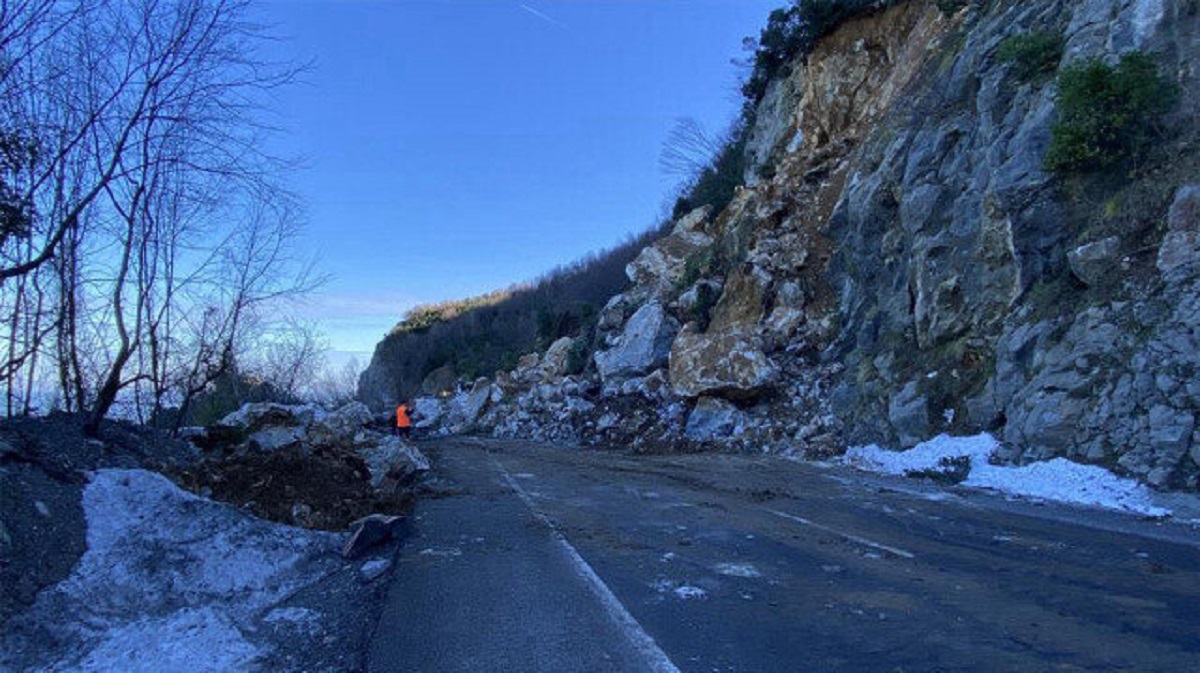 Zonguldakİstanbul kara yolu heyelan nedeniyle ulaşıma kapatıldı Dokuz8haber