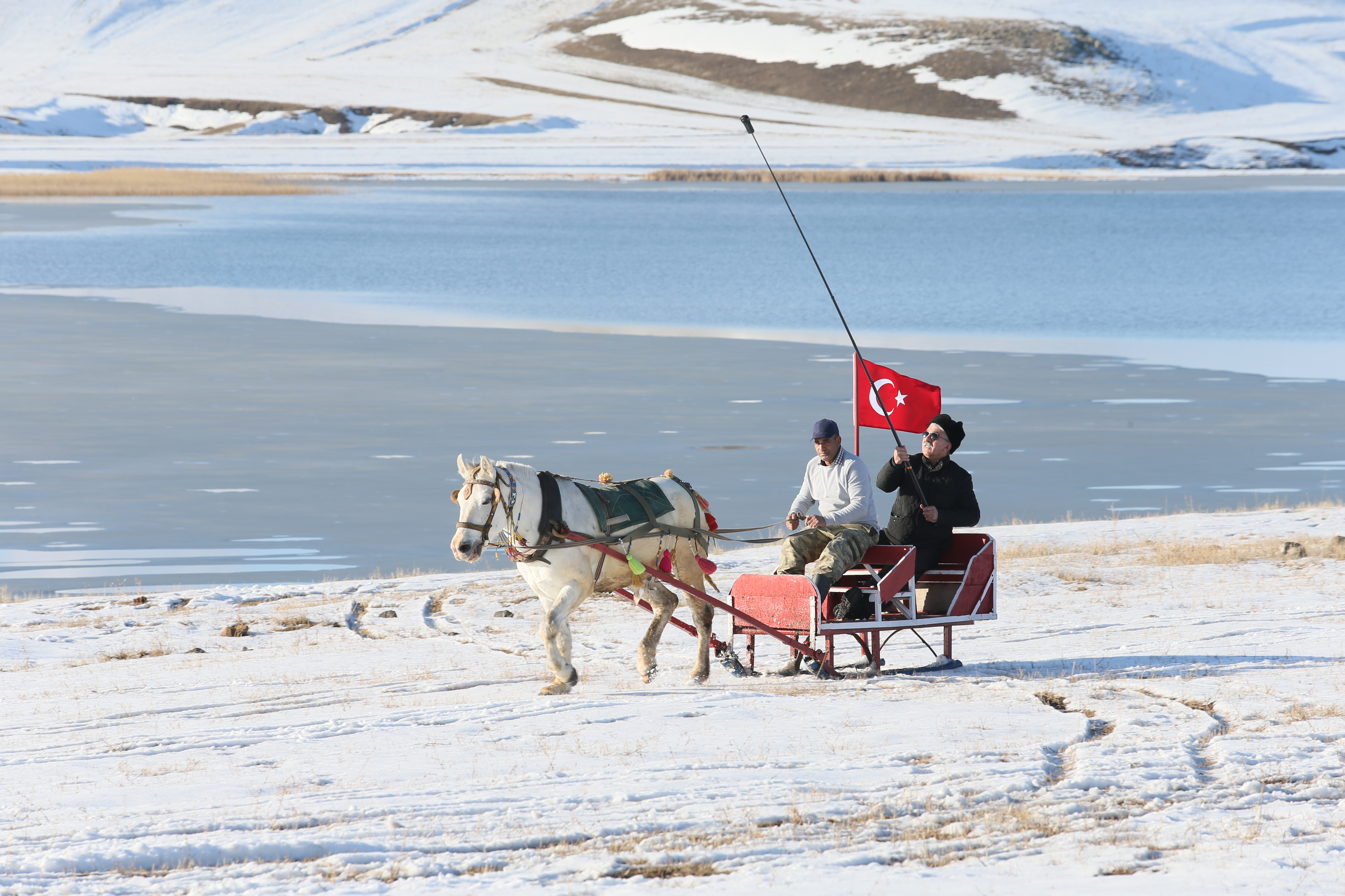 Çıldır Gölü yüzeyinin bir bölümü soğuk havanın etkisiyle dondu