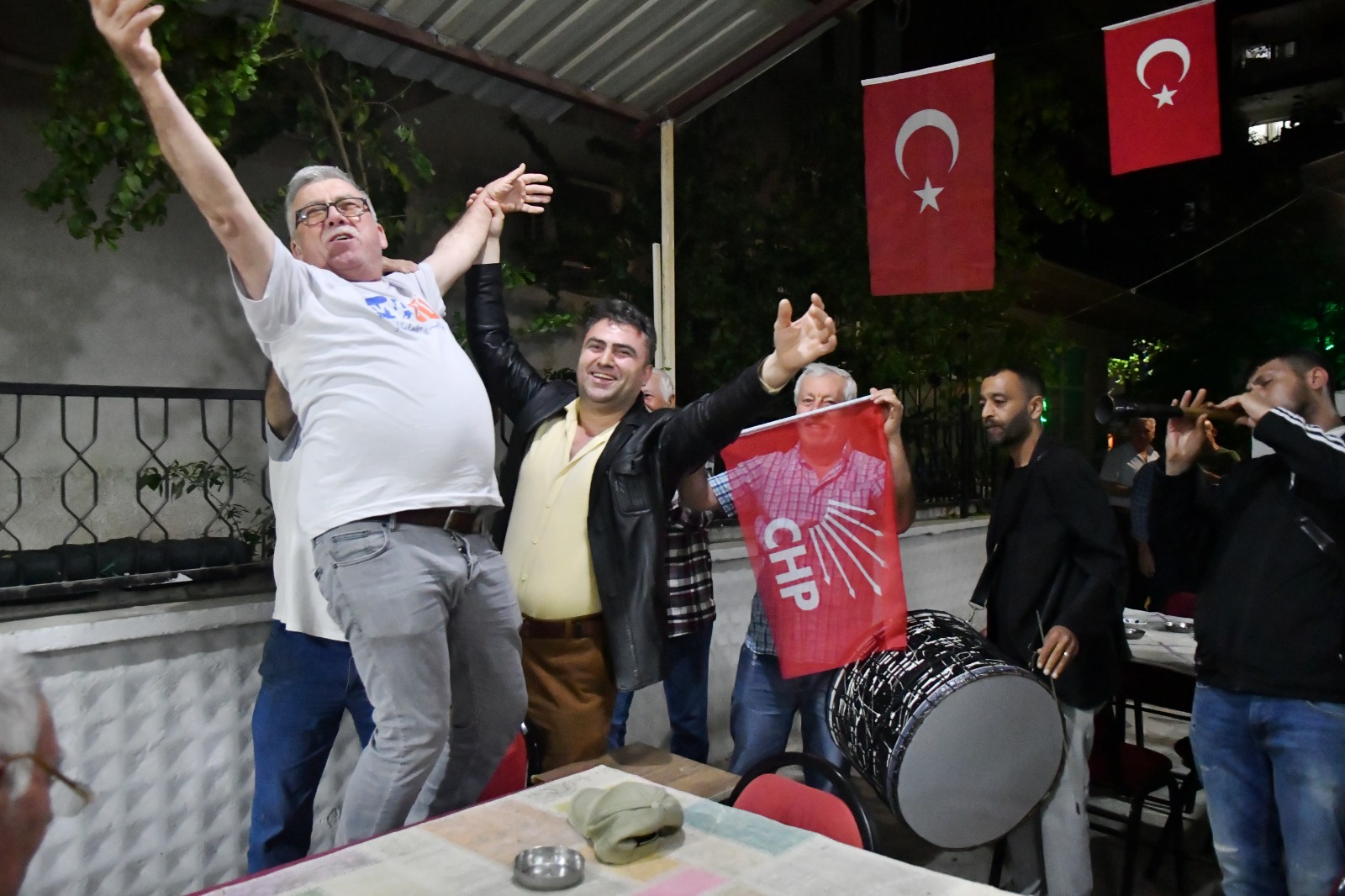Manisa’da MHP li emekli vatandaş tuttuğu davul zurna eşliğinde CHP’nin seçim zaferini kutladı