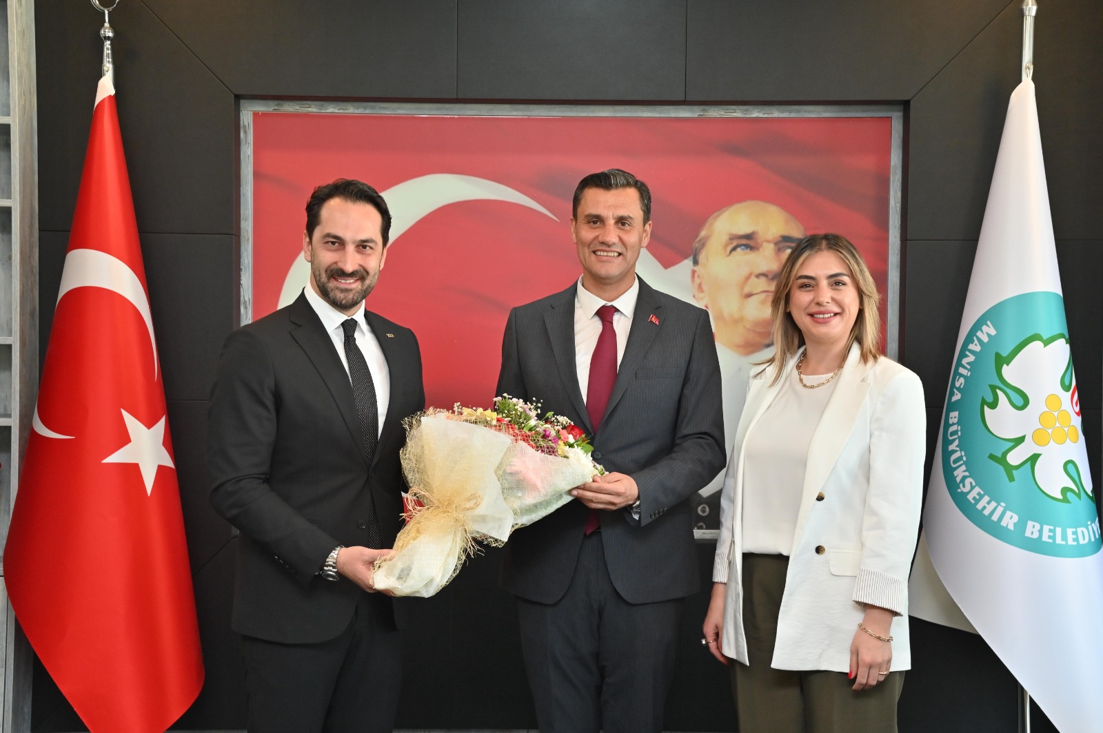 Manisa Milletvekili Ahmet Mücahit Arınç eşi Kübra Yeliz Arınç, Başkan Zeyrek’i kutladı