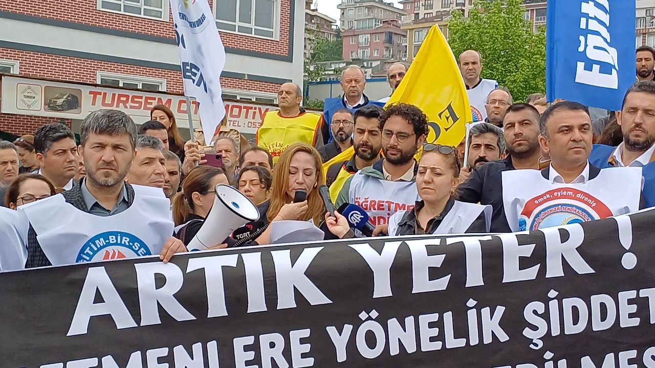 Öğretmen Sendikaları, meslektaşları İbrahim Oktugan'ın eski öğrencisi tarafından katledilmesini protesto etti.