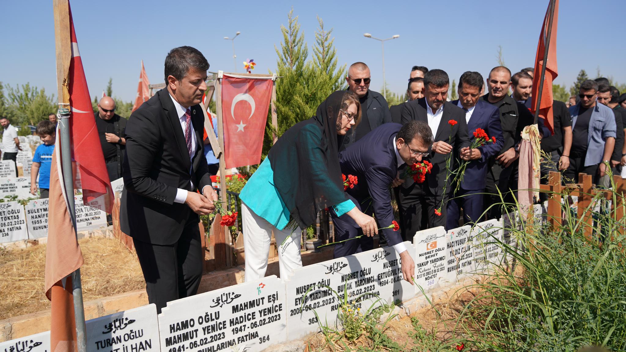 İlk ziyaret Deprem Şehitliğine-1