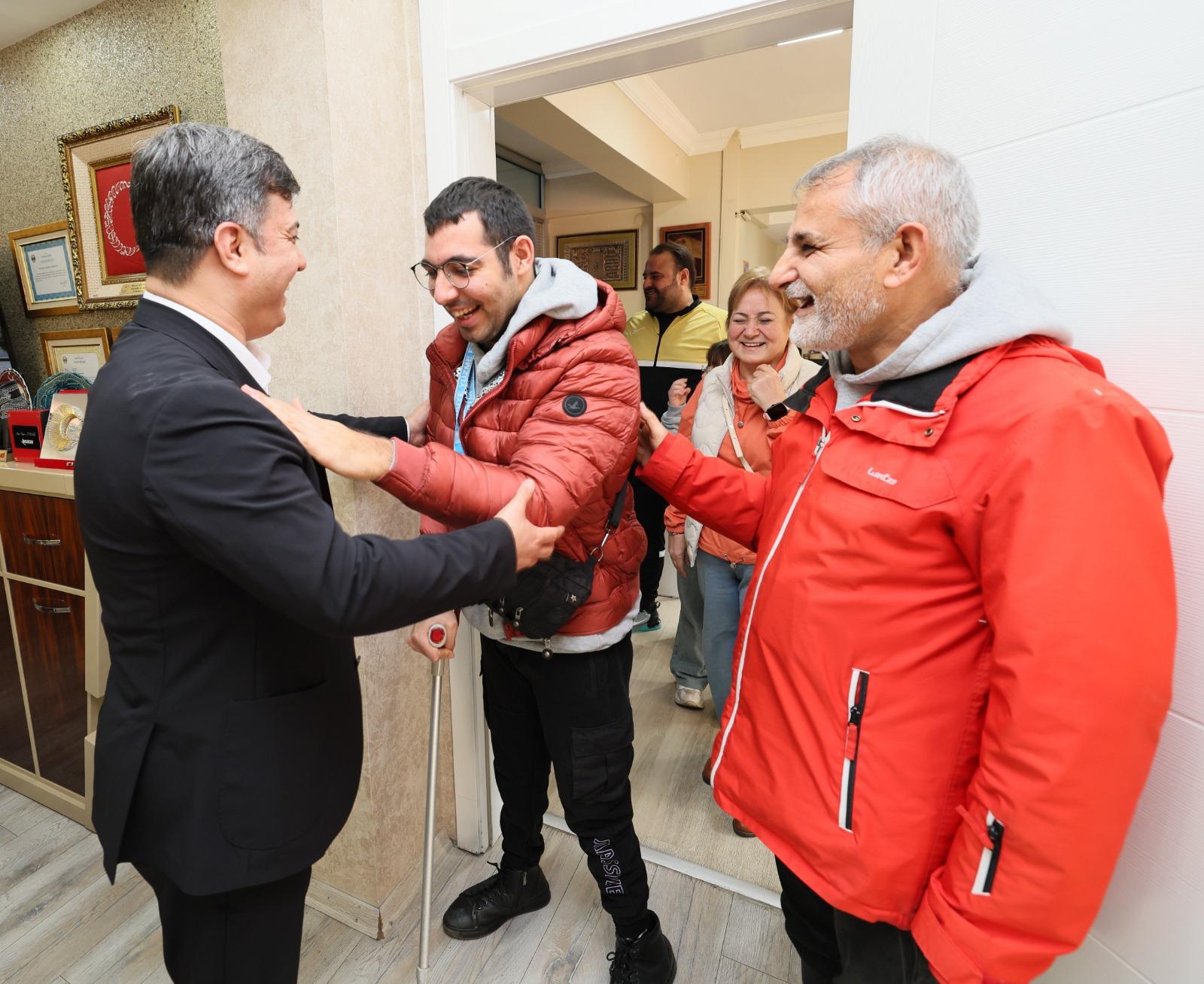 Şampiyon Yüzücüleri Gençlik Ve Spor İl Müdürü Öztürk, Makamda Ağırlandı.-1