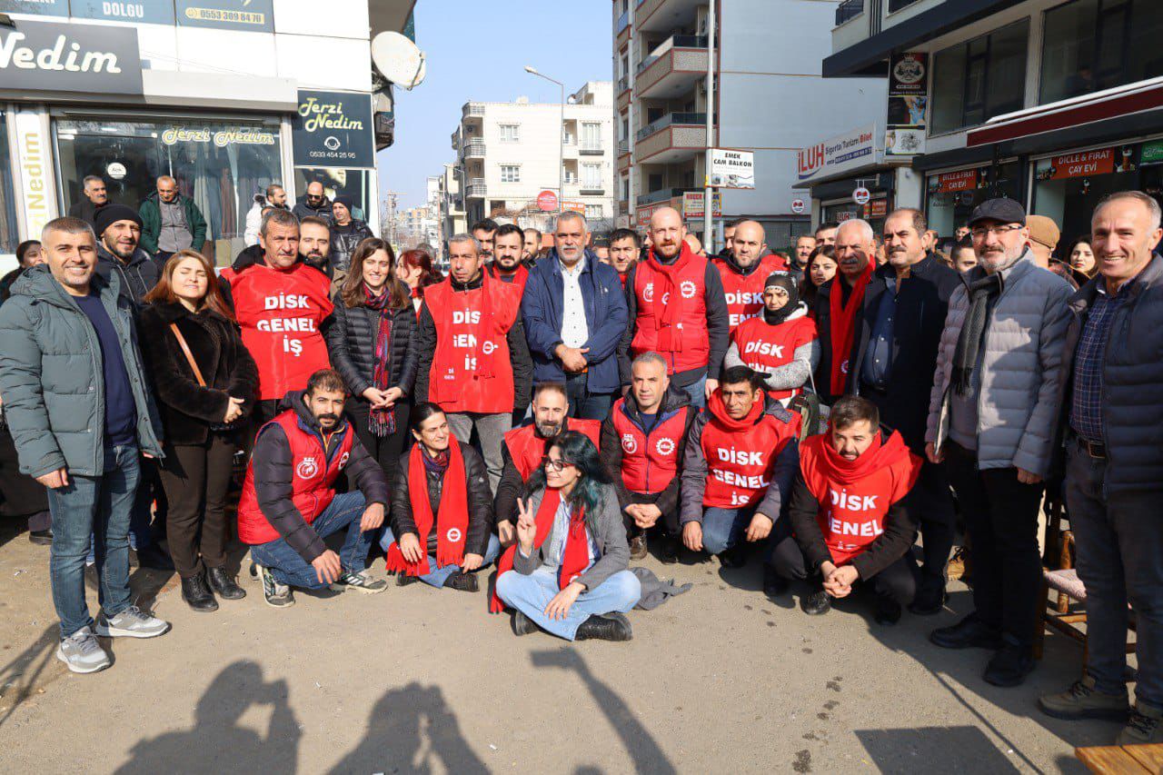 Kayyım tarafından işten çıkarılan Batman Belediyesi işçileri, 11 gündür oturma eylemi yapıyor