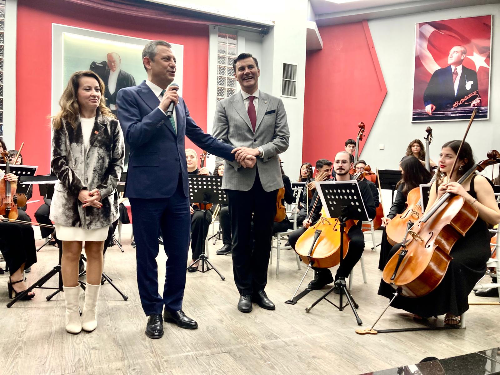 Chp Genel Başkanı Özel, Sevgililer Gününde Eşi Ile Manisa’da Senfoni Konserine Katıldı