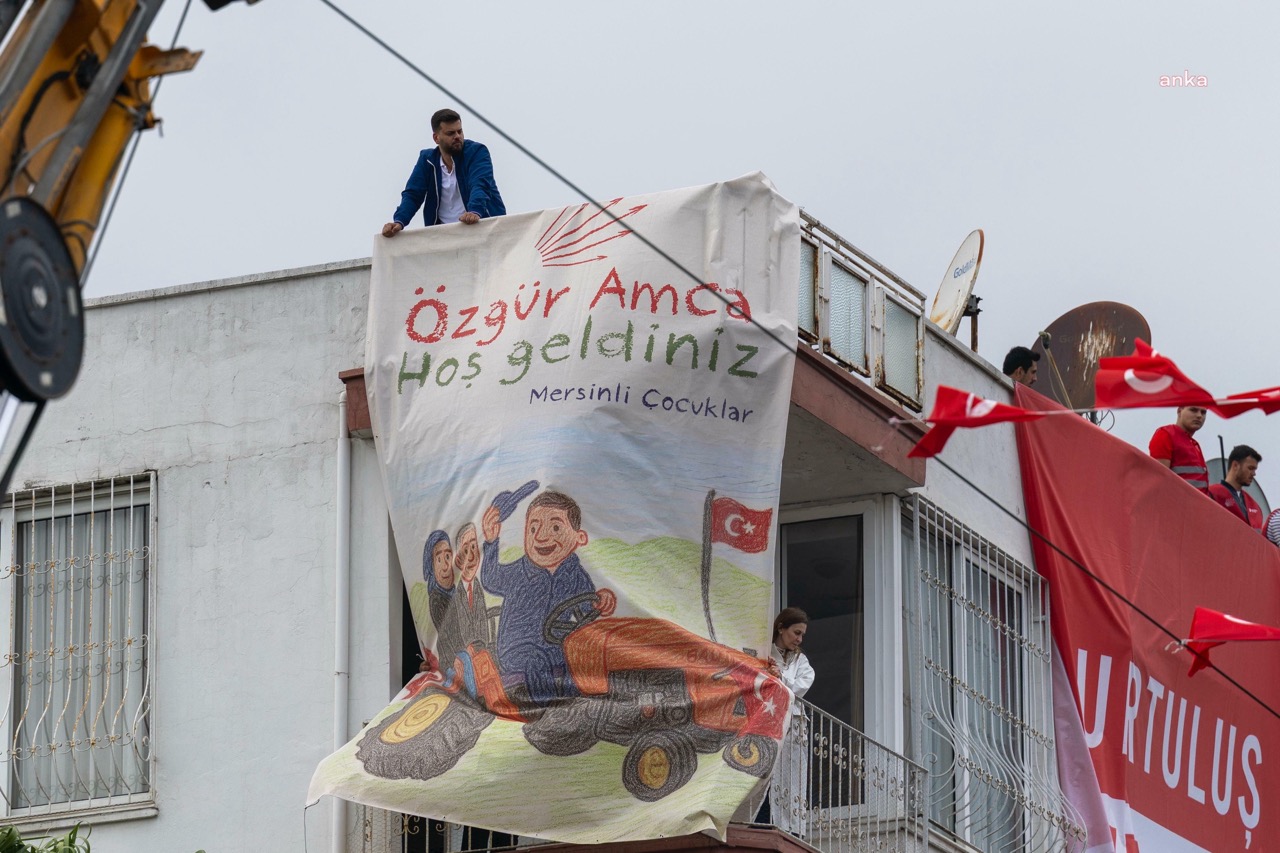 Mersin Mitinginde Ilginç Pankartlar