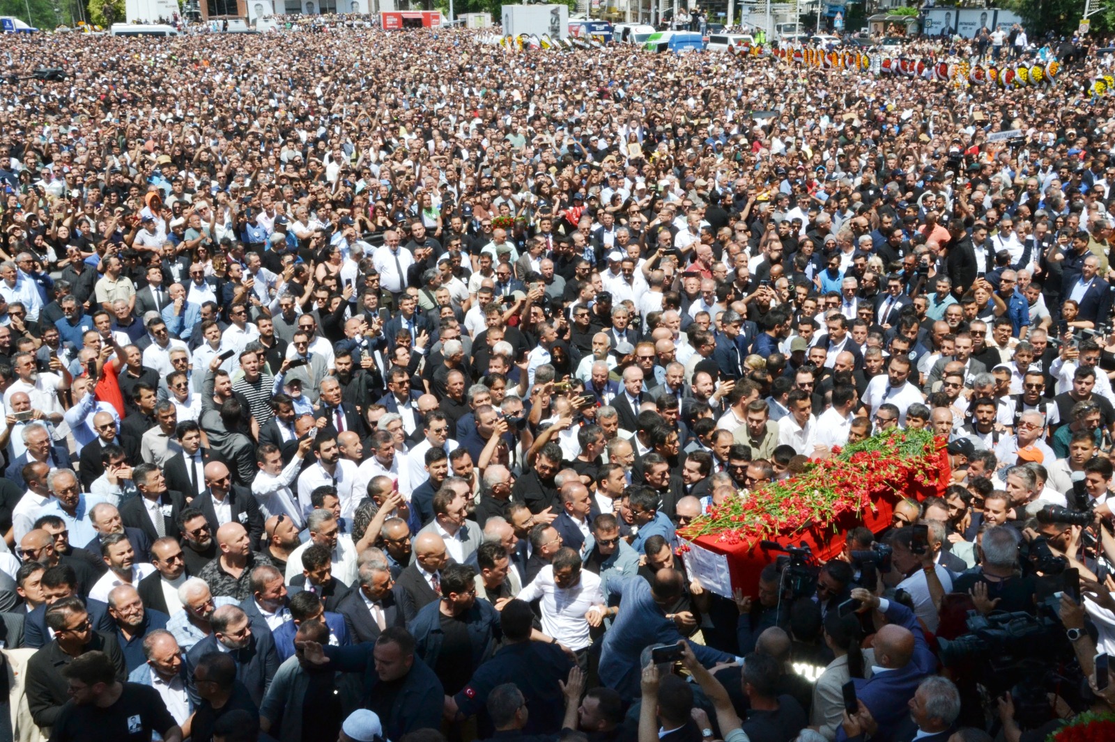 Cumhuriyet Meydanı hınca hınç doldu