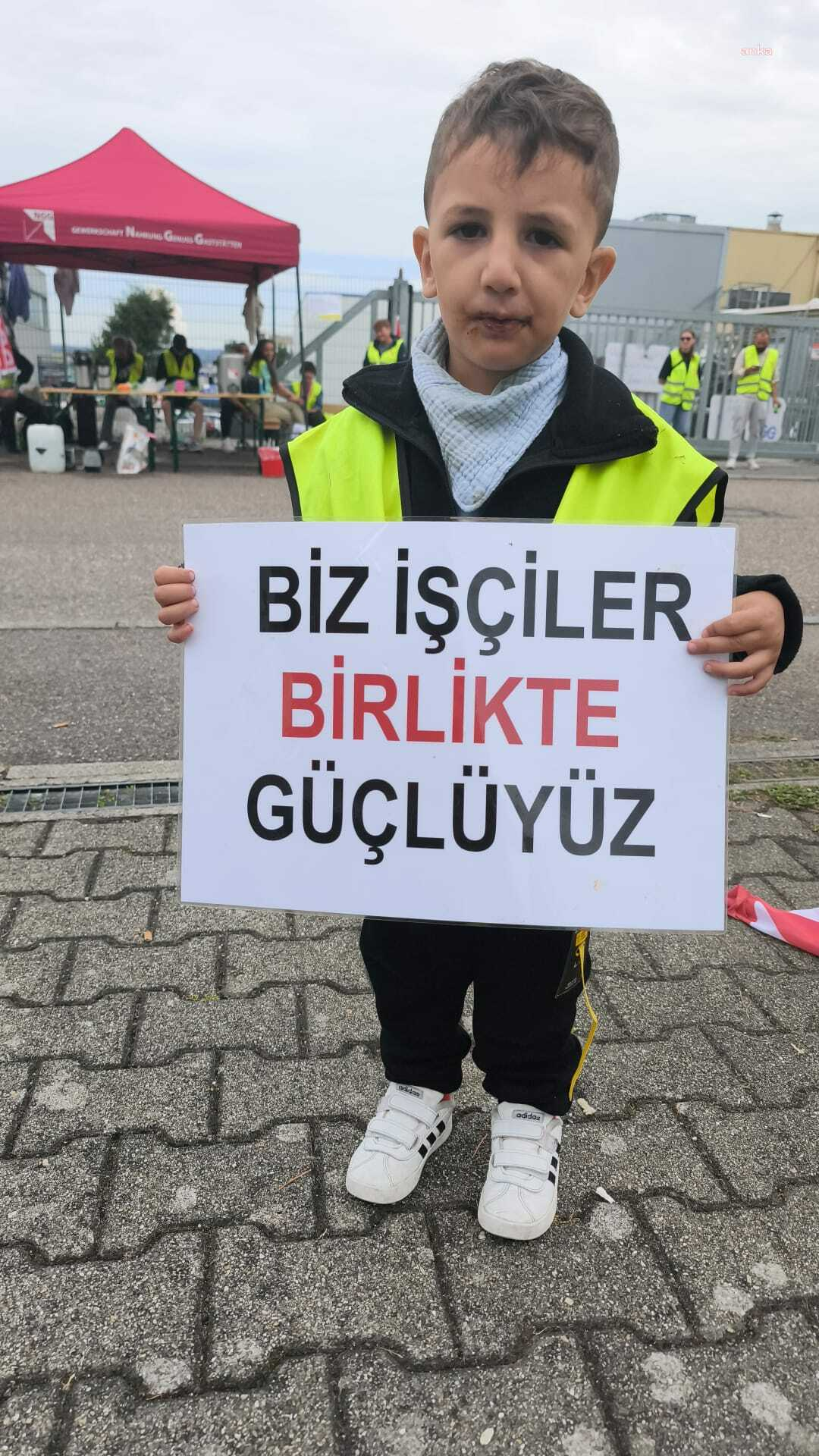Greve katılan ve grevin maskotu olan küçük eylemci