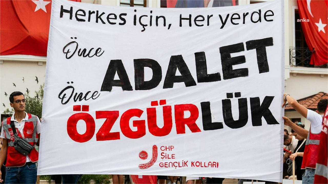 CHP'nin Şile'de düzenlediği "Millet İradesine Sahip Çıkıyor" mitinginde açılan pankart