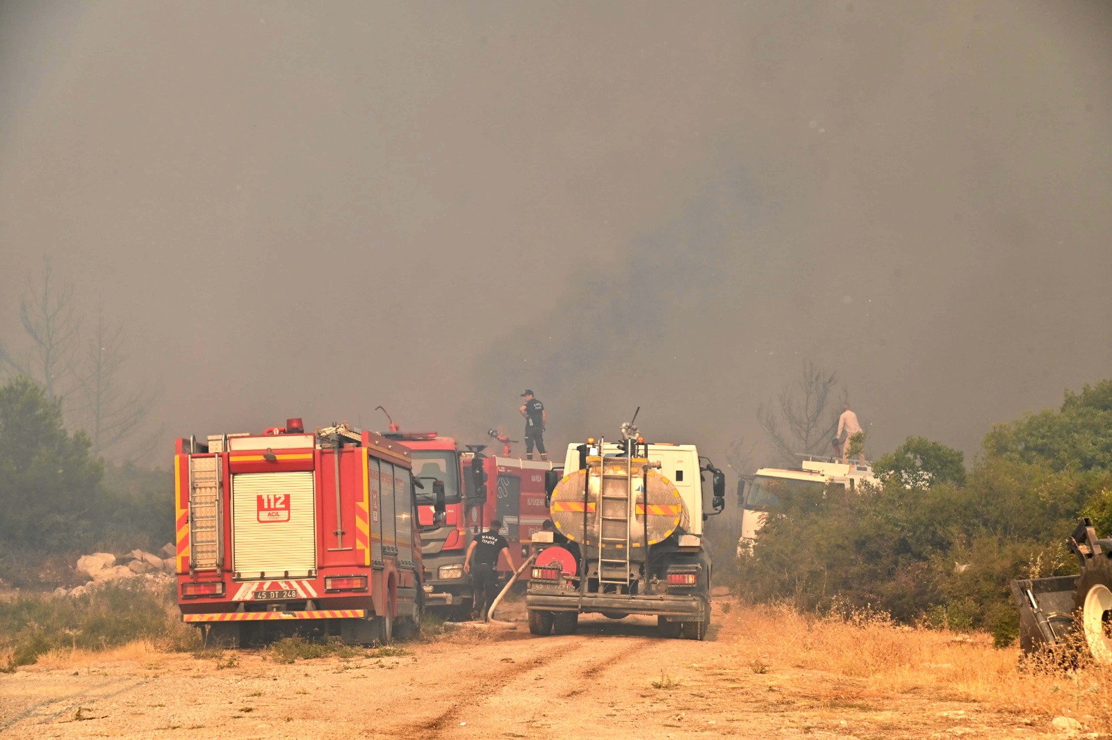 Manisa'daki Yangına Müdahale Eden Itfaiye Görevlileri