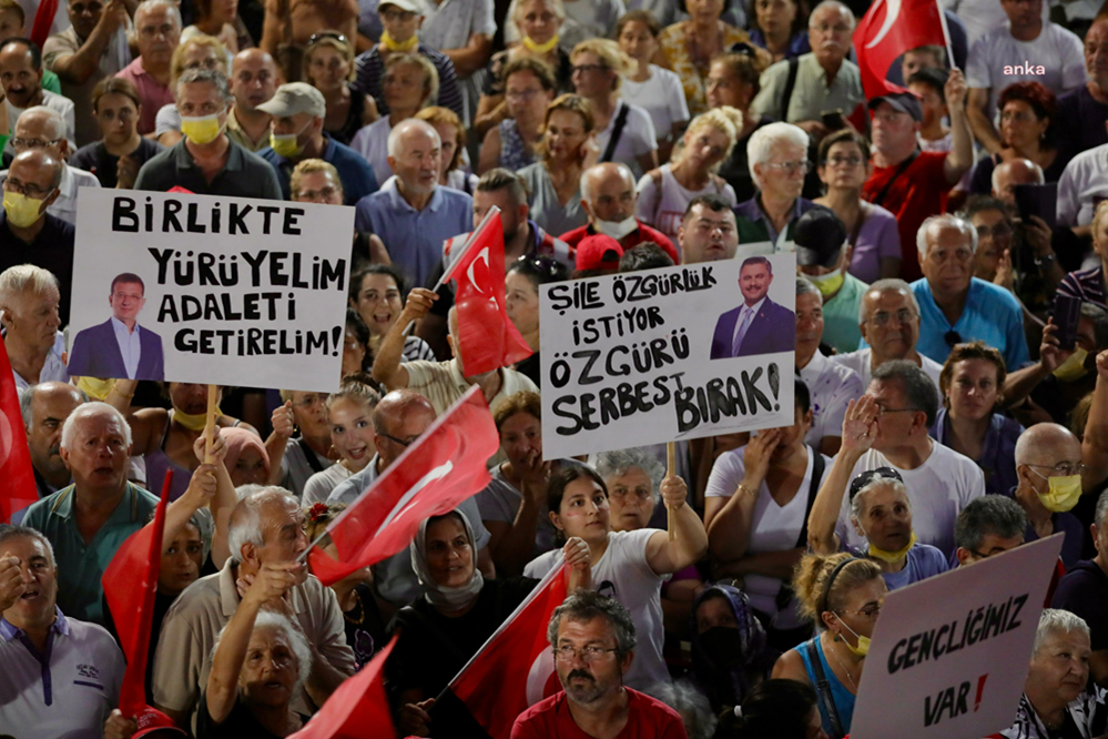 Şile'de Mitingi Izleyen Vatandaşlar