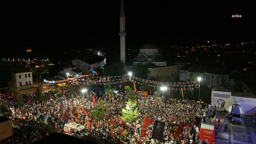 Şile'de Özgür Özel'i Izleyen Kalabalık
