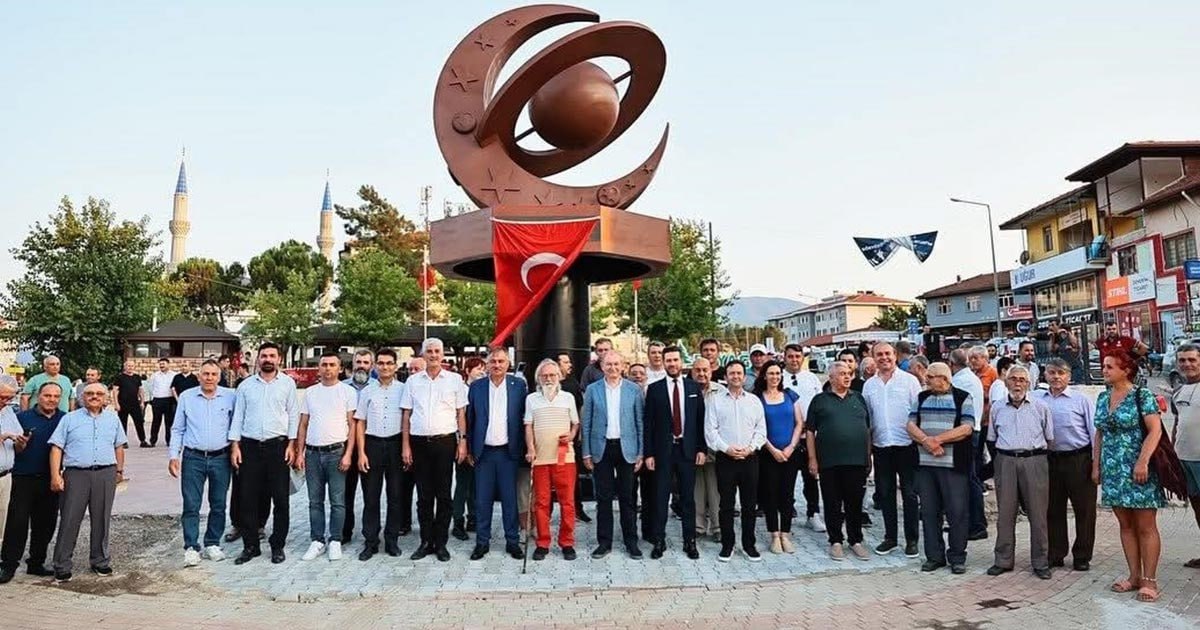 Beyağaç Demokrasi Meydanı’nda “Gökyüzü Anıtı”nın açılışı yapıldı.