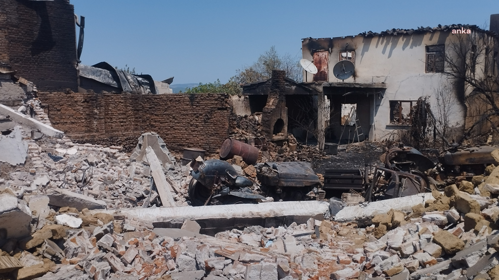 Çanakkale'deki Yangında Yerle Bir Olmuş Bir Köy Evi
