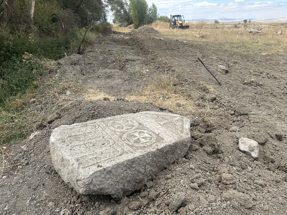 Çorum'da Kanal Kazısında Tarihi Mezar Taşı Bulundu